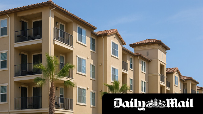 Homeowner slapped with massive fine from spying HOA for fixing door INSIDE her property